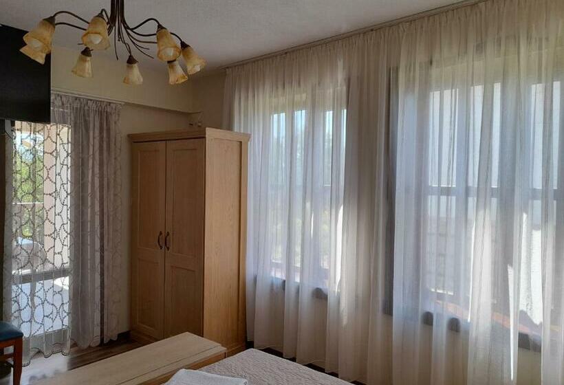 可看到停车场的标准间, къщи за гости с. любовище