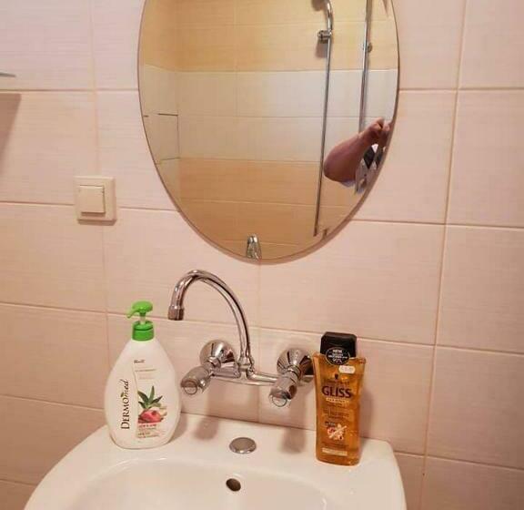 可看到停车场的标准间, къщи за гости с. любовище