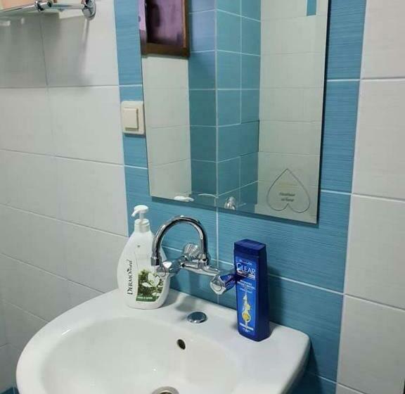 可看到停车场的标准间, къщи за гости с. любовище