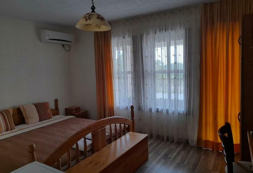 标准间带阳台, къщи за гости с. любовище