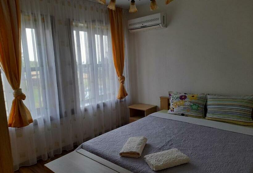 标准间带阳台, къщи за гости с. любовище