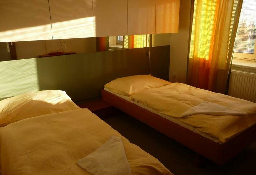 חדר סטנדרט לשלושה, Solitaire