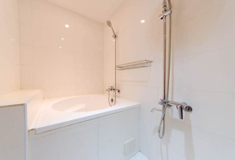 اتاق سوپریور, Lanying Home