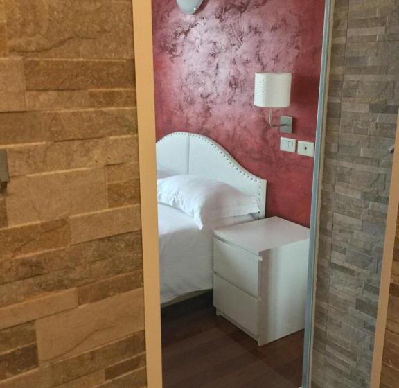 חדר דלוקס, Malpensafiera