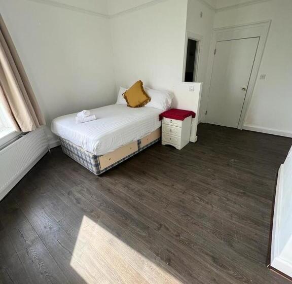 اتاق عادی, Crofton House