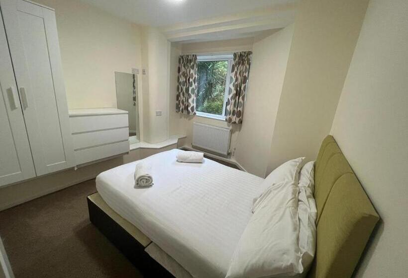 اتاق اکونومی, Crofton House