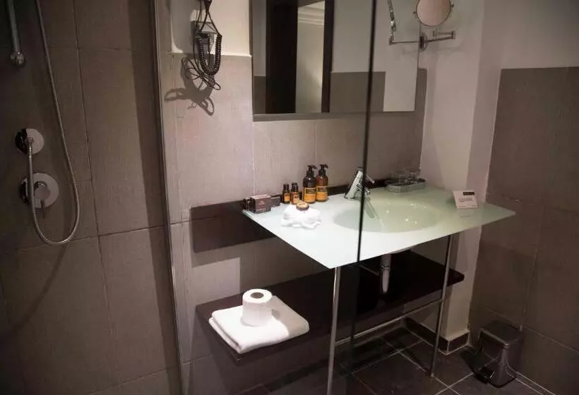 سوییت سوپریور, Hôtel Semiramis City Center