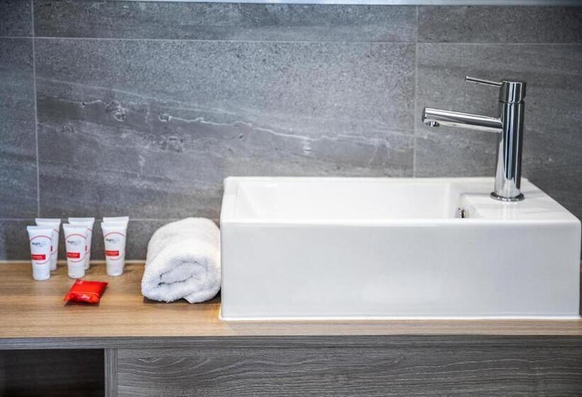 חדר סטודיו סטנדרד, Nightcap At Ashley