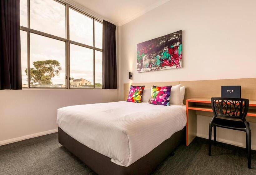 חדר מוזל מקלחת משותפת, Nightcap At Ashley