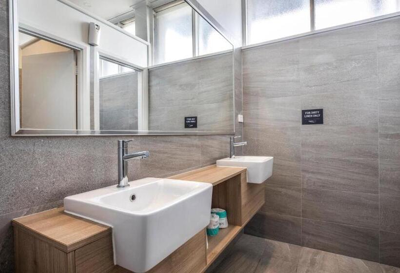 חדר מוזל מקלחת משותפת, Nightcap At Ashley