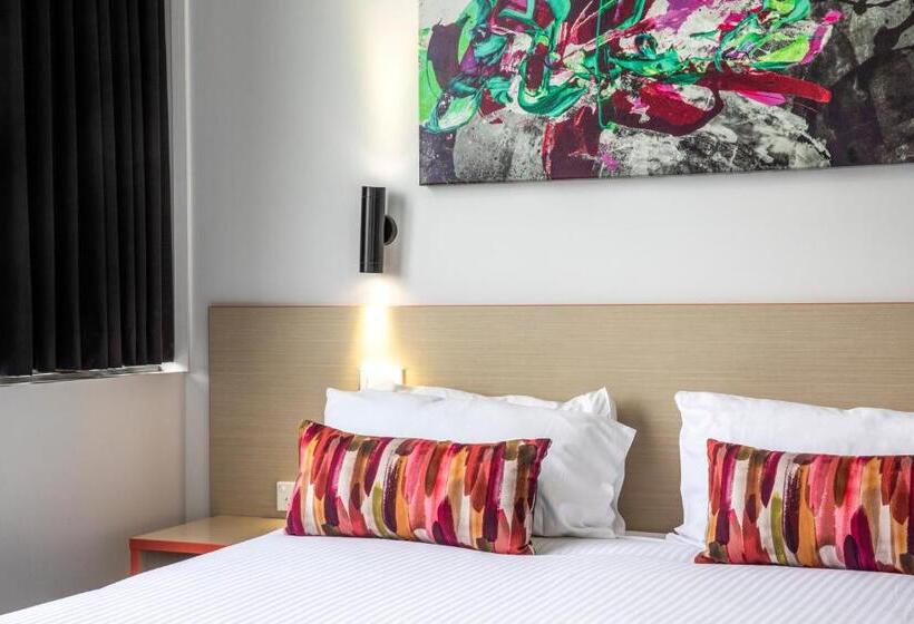 חדר מוזל מקלחת משותפת, Nightcap At Ashley