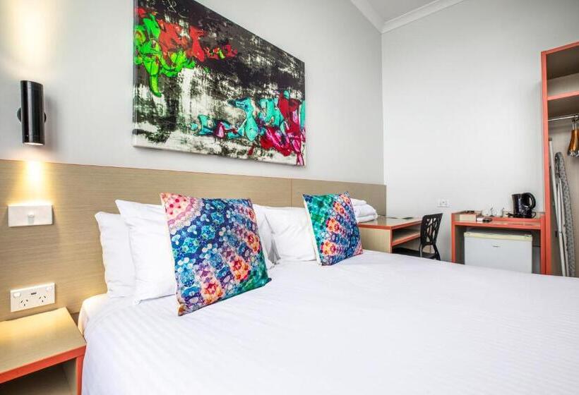 חדר מוזל מקלחת משותפת, Nightcap At Ashley