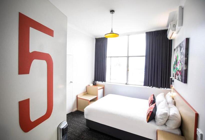 חדר מוזל מקלחת משותפת, Nightcap At Ashley