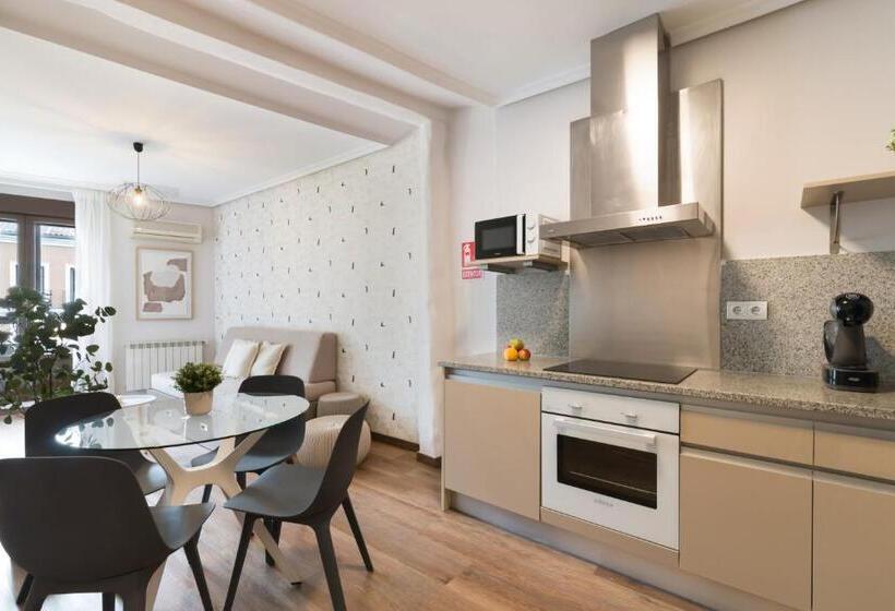 آپارتمان 1 خوابه با بالکن, Roisa Centro