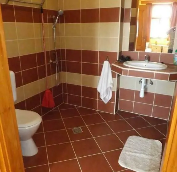 Huoneisto 2 Makuuhuonetta, Dinnyelaposi Vendégház
