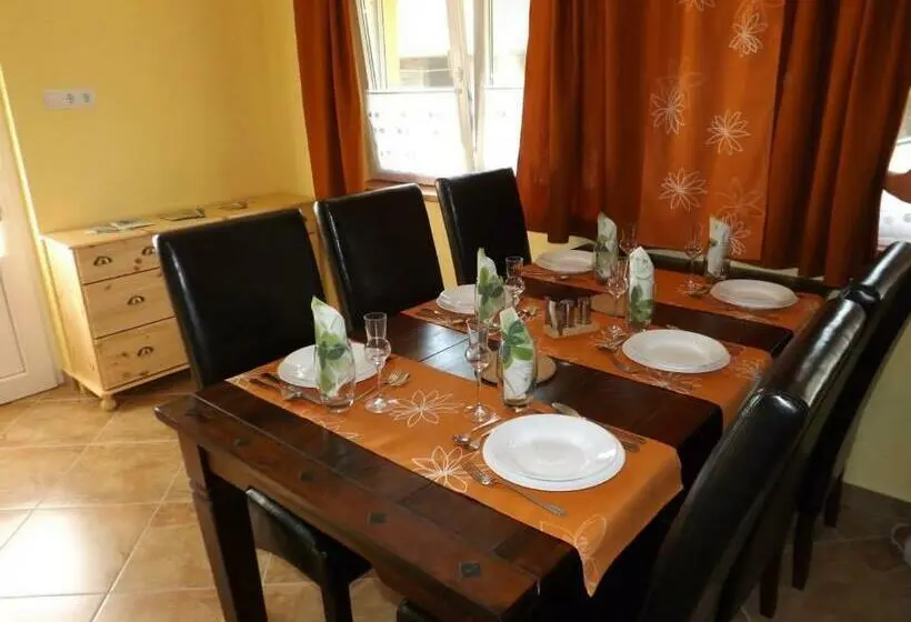 Huoneisto 2 Makuuhuonetta, Dinnyelaposi Vendégház