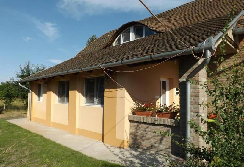 ２ベッドルームアパートメント, Dinnyelaposi Vendégház