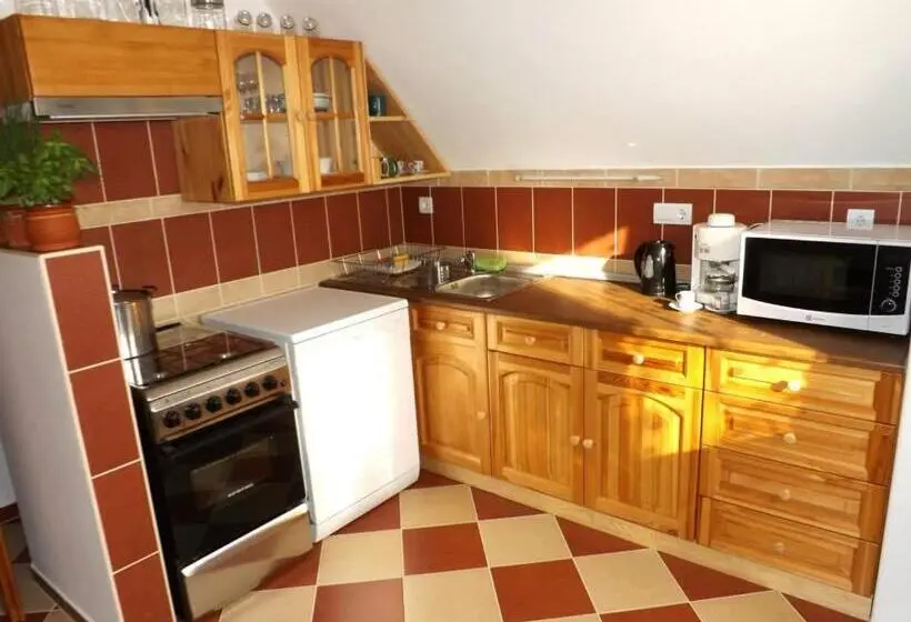 Huoneisto 1 Makuuhuone, Dinnyelaposi Vendégház