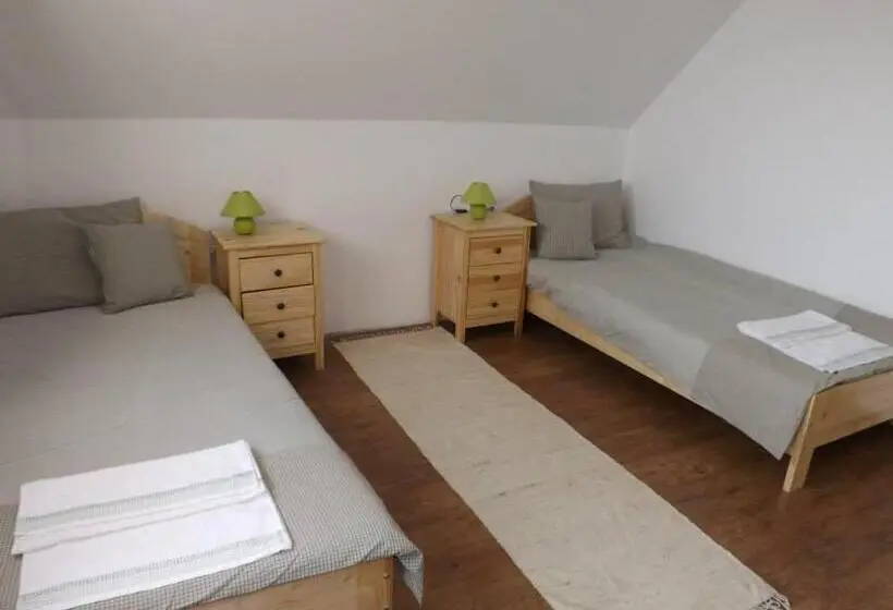 Huoneisto 1 Makuuhuone, Dinnyelaposi Vendégház