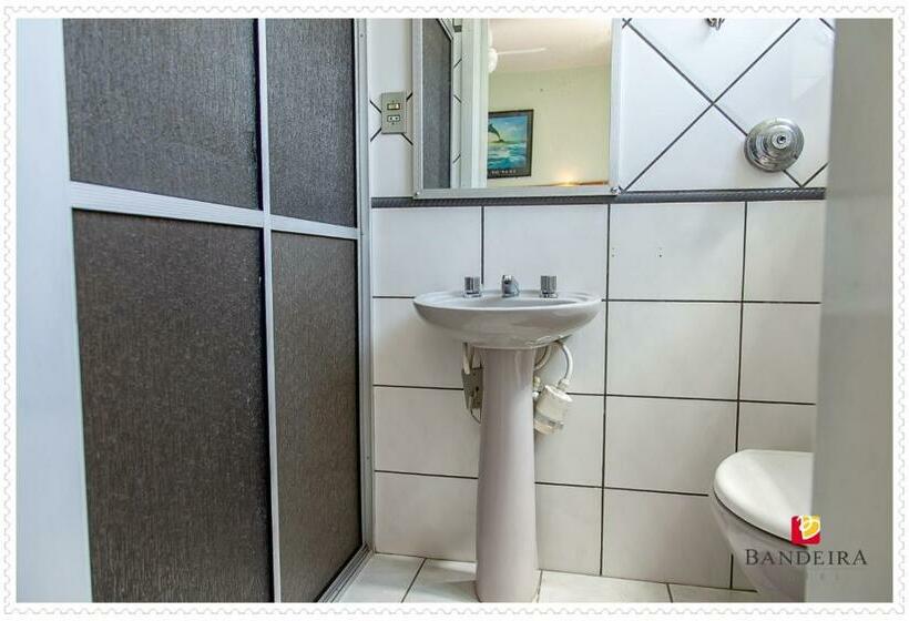 スタンダードトリプルルーム, Bandeira