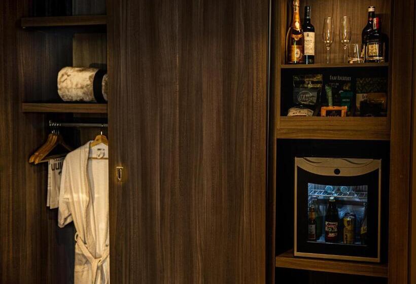 جناح جونيور ديلوكس, Binn