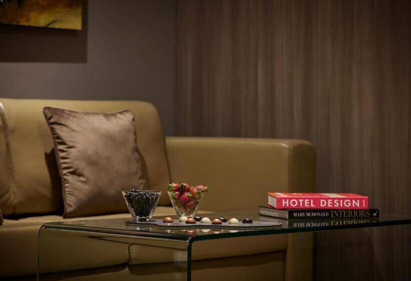 جناح جونيور ديلوكس, Binn