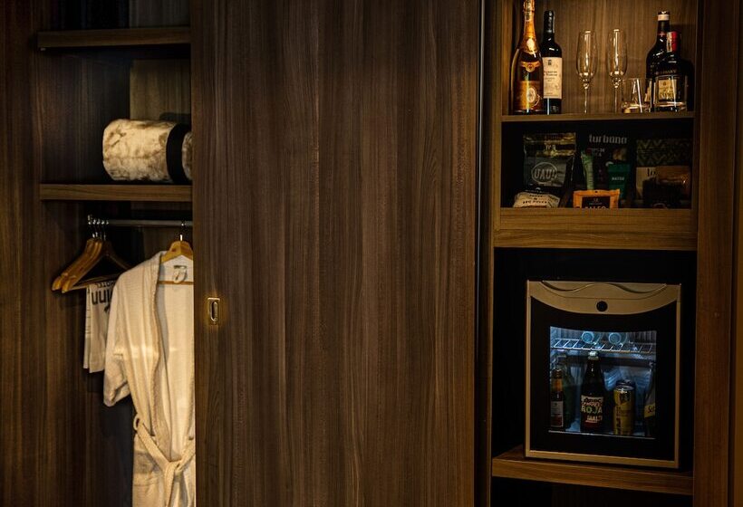 جناح جونيور ديلوكس, Binn