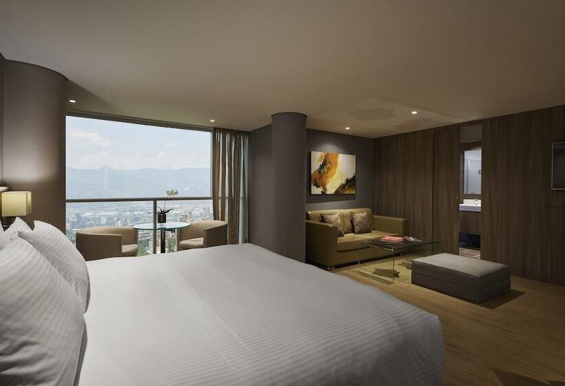 جناح جونيور ديلوكس, Binn