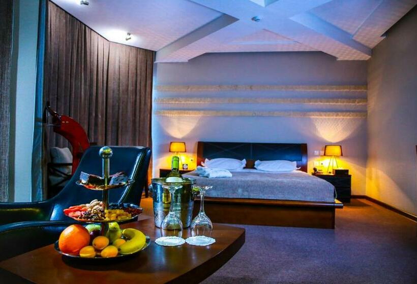 سوییت جونیور, Grand M