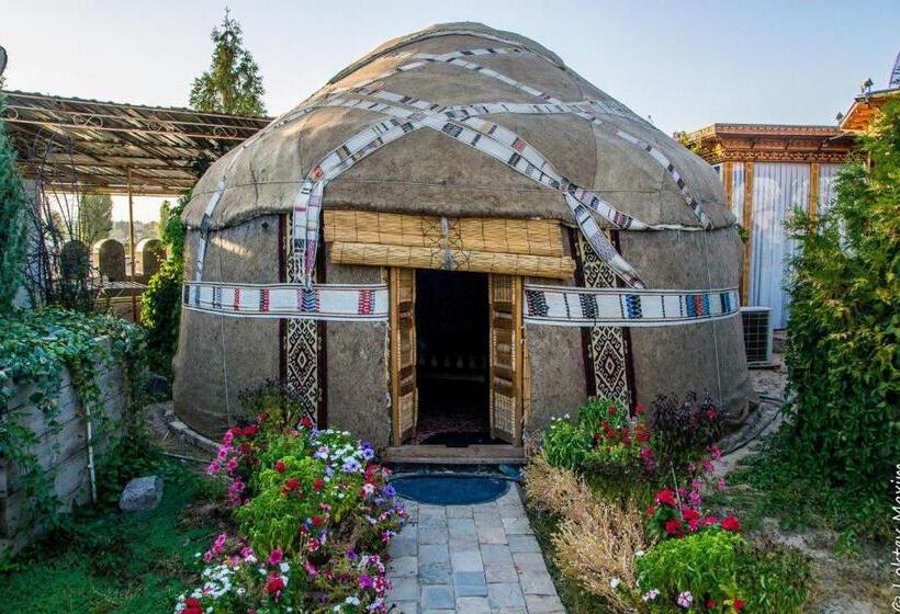 Standard Tent, Hon Saroy