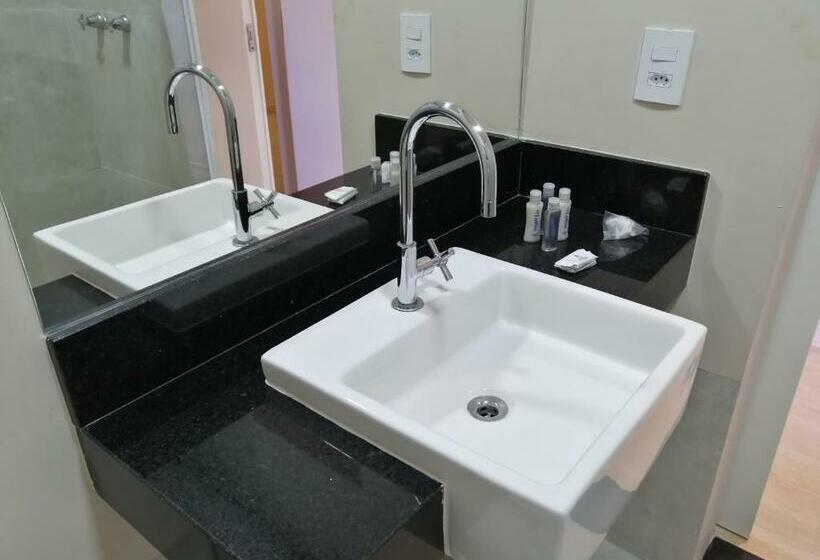 이코노미 룸, Residence Jaguary