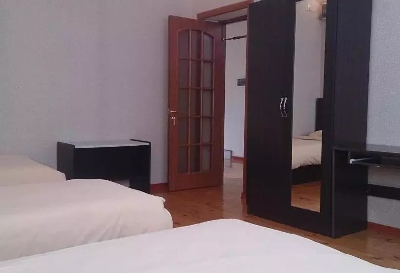 اتاق استاندارد سه تخته با سرویس بهداشتی مشترک, Baku Butik Mini