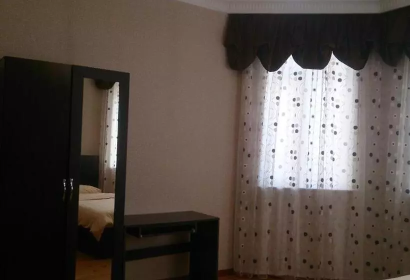 اتاق استاندارد سه تخته با سرویس بهداشتی مشترک, Baku Butik Mini