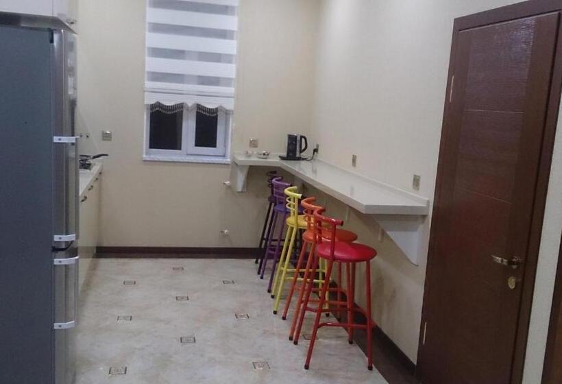 标准三人间, Baku Butik Mini