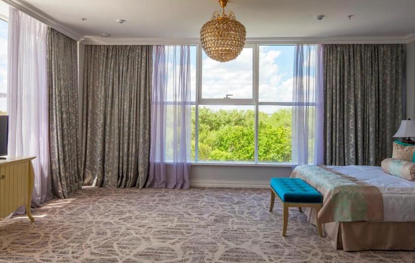 سوییت اجرایی, Bristol Central Park