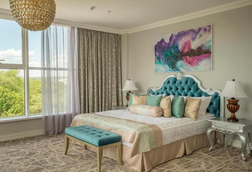 سوییت اجرایی, Bristol Central Park