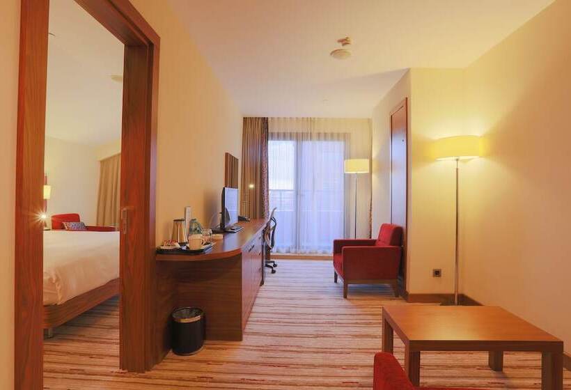 מיטת קינג בסוויטה, Hilton Garden Inn Eskisehir