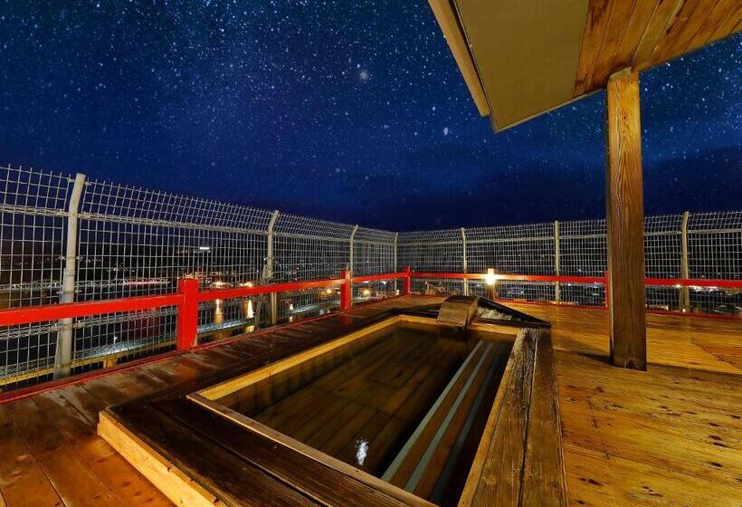 חדר סטנדרט לארבעה, Mikuma