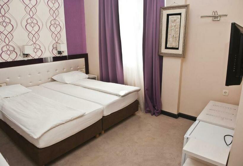 اتاق اکونومی, Crnogorska Kuća