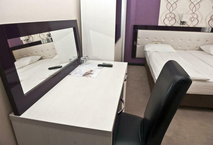 اتاق اکونومی, Crnogorska Kuća