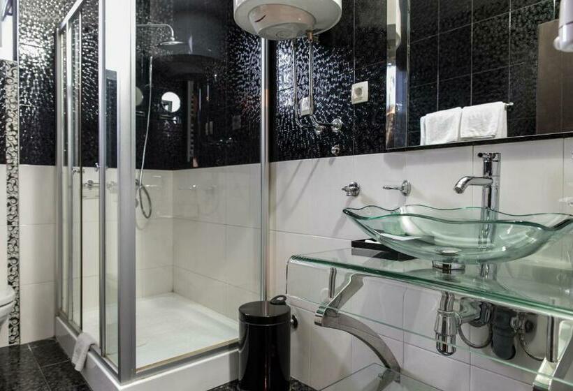 اتاق اکونومی, Crnogorska Kuća