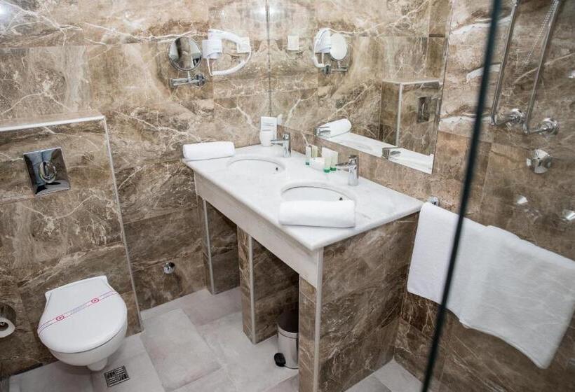 اتاق لوکس, Crnogorska Kuća