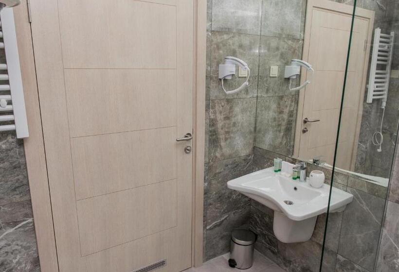 اتاق لوکس, Crnogorska Kuća