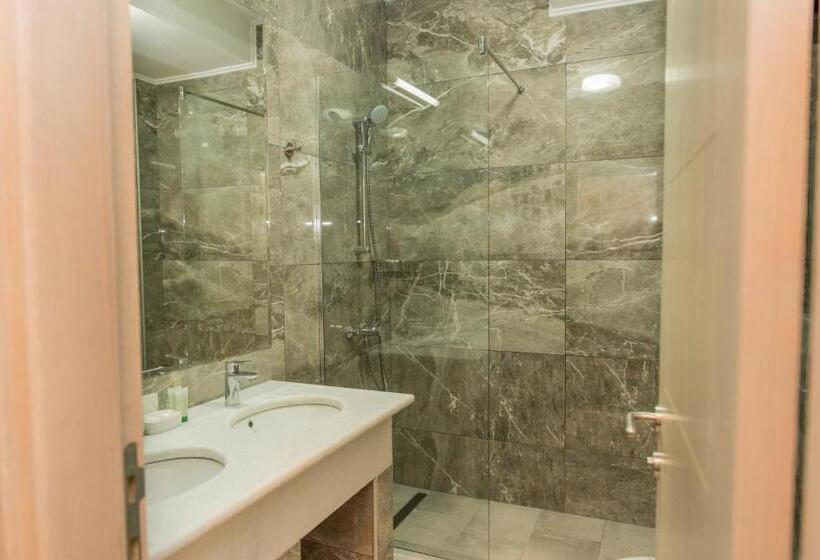 اتاق لوکس, Crnogorska Kuća