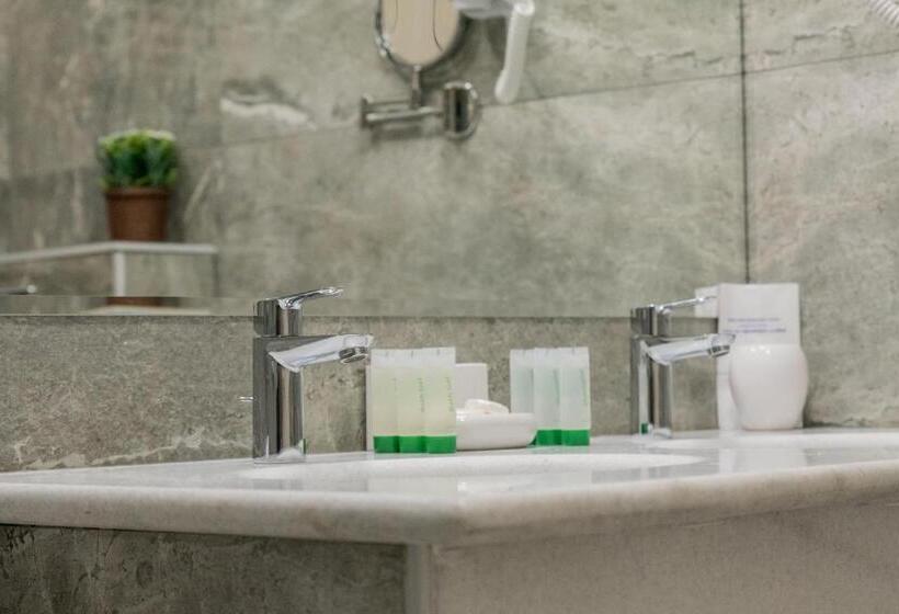 اتاق لوکس, Crnogorska Kuća