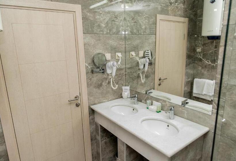 اتاق لوکس, Crnogorska Kuća