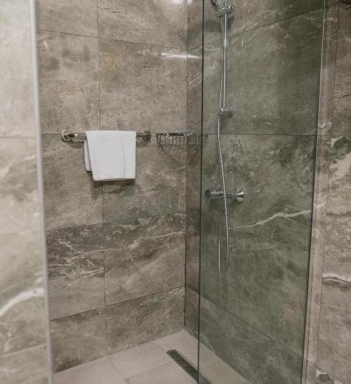 اتاق لوکس سه تخته, Crnogorska Kuća