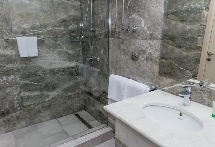 اتاق لوکس سه تخته, Crnogorska Kuća