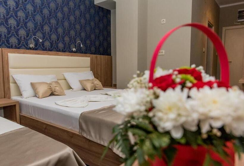 اتاق لوکس سه تخته, Crnogorska Kuća