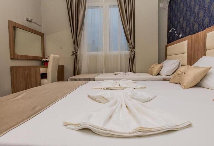 اتاق لوکس سه تخته, Crnogorska Kuća